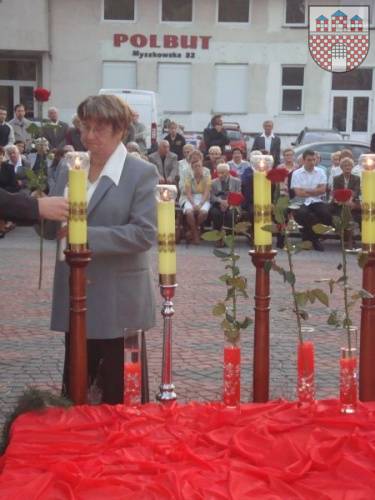 : Irena Nowakowska odpaliła świece w intencji ofiar szóstego roku wojny.